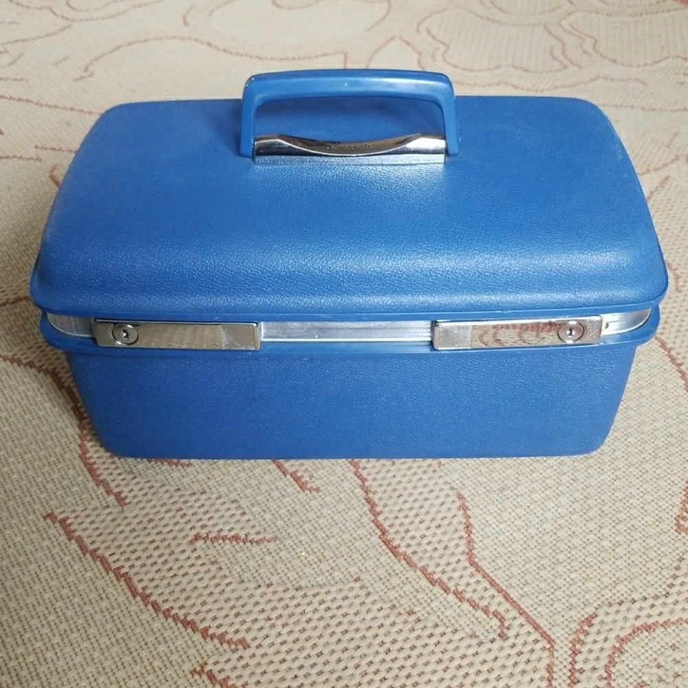 Pristine Samsonite Saturn series travel case